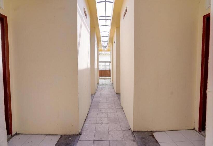 Отель Spot On 92902 Sunyoto Homestay Syariah