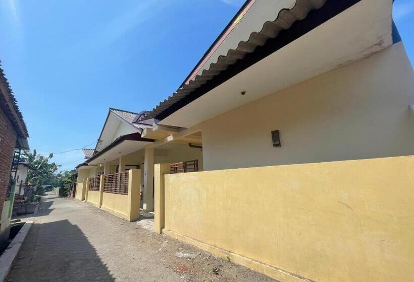 בית מלון כפרי Spot On 92902 Sunyoto Homestay Syariah
