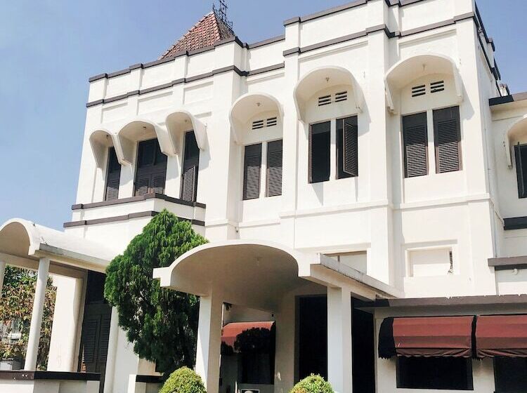 ホテル Candi Baru