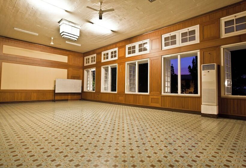 ホテル Candi Baru