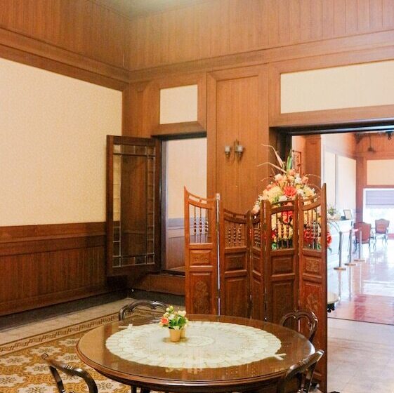 ホテル Candi Baru