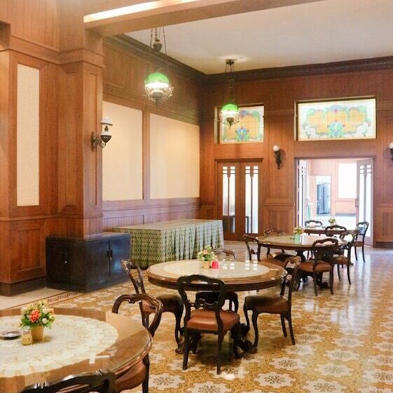 ホテル Candi Baru