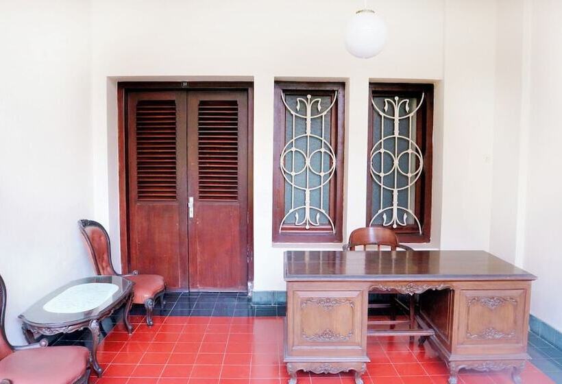 ホテル Candi Baru