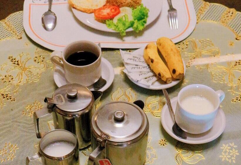 ホテル Candi Baru