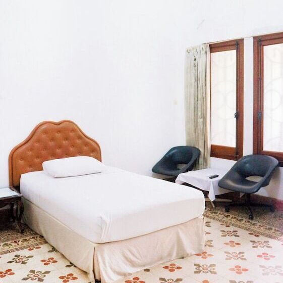 ホテル Candi Baru