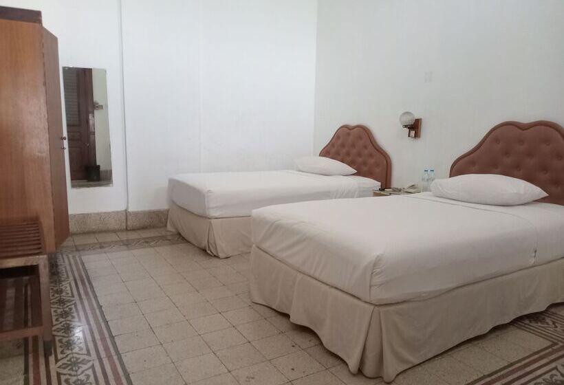 ホテル Candi Baru