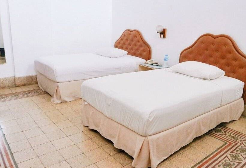 ホテル Candi Baru