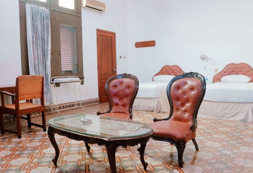 ホテル Candi Baru