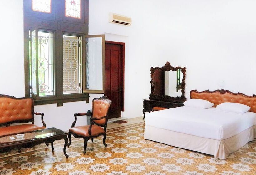 ホテル Candi Baru