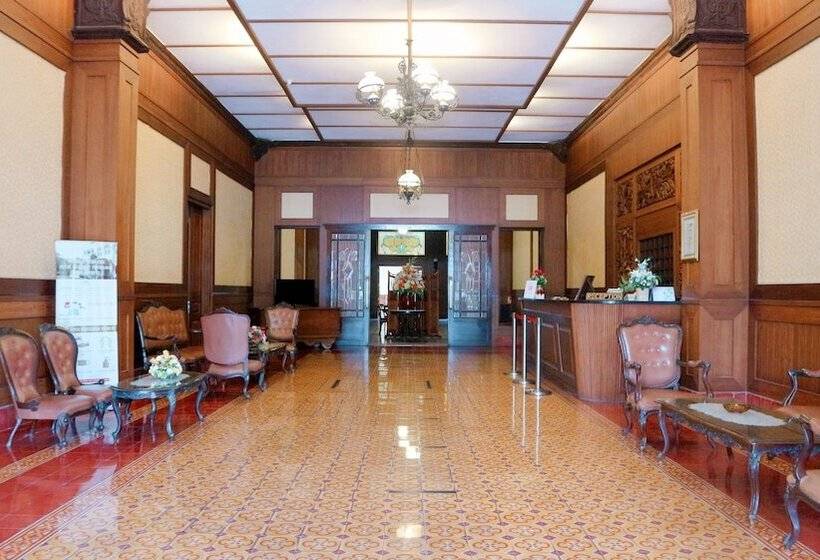 ホテル Candi Baru