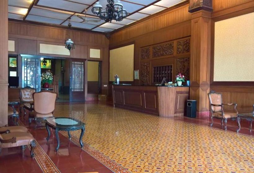 ホテル Candi Baru