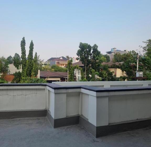 ホテル Candi Baru