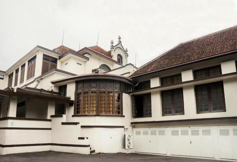 ホテル Candi Baru