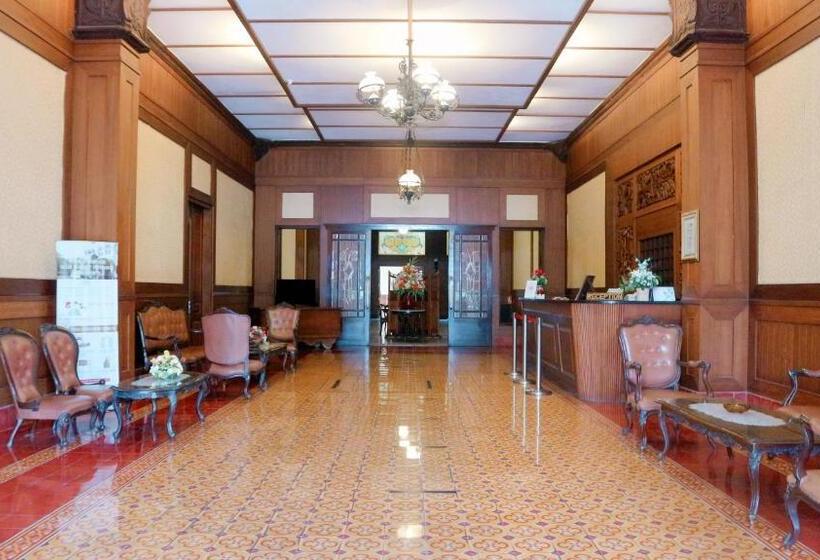 ホテル Candi Baru