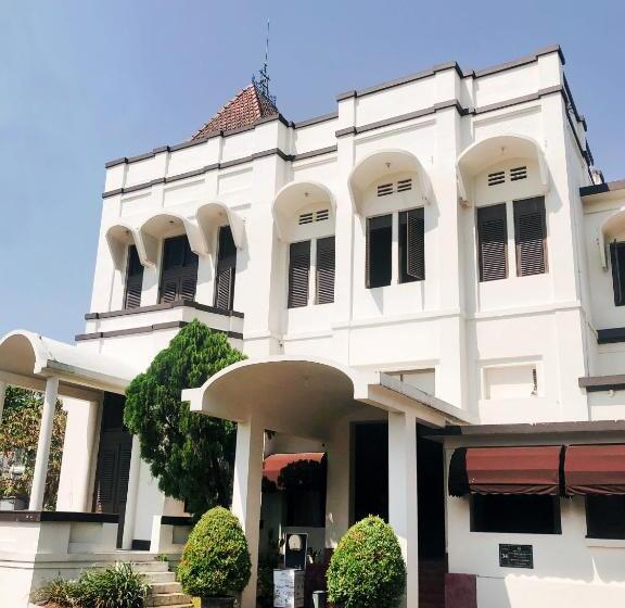 ホテル Candi Baru