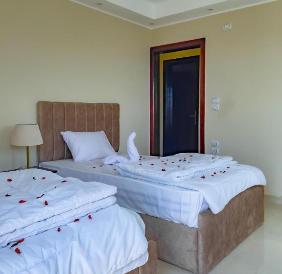 هتل Jumeirah Jacuzzi Pyramids View Inn