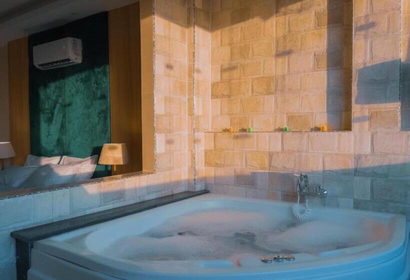هتل Jumeirah Jacuzzi Pyramids View Inn