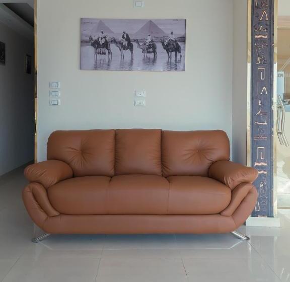 هتل Jumeirah Jacuzzi Pyramids View Inn