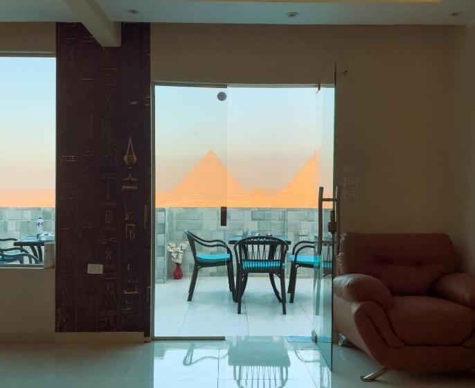 هتل Jumeirah Jacuzzi Pyramids View Inn