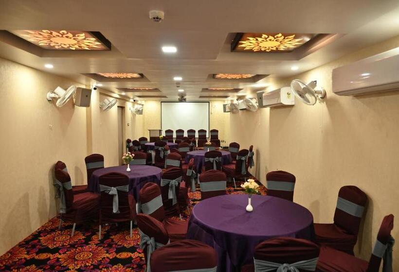 Отель Karisma Premium