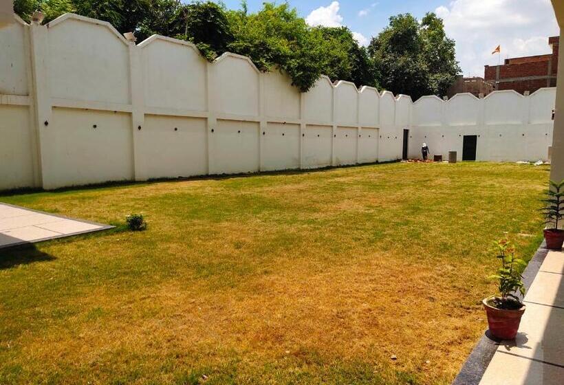 Отель The Shree Jee Palace