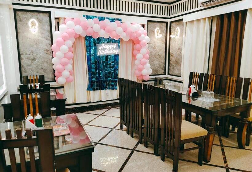 Отель The Shree Jee Palace