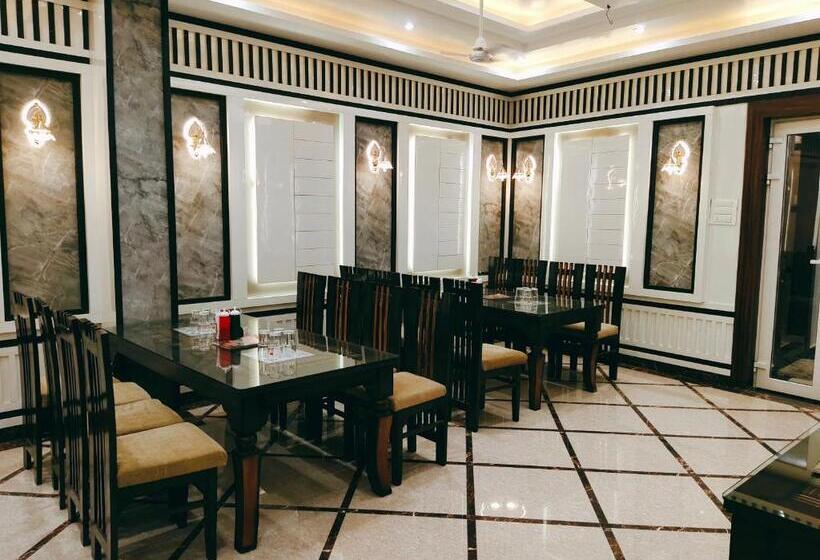 Отель The Shree Jee Palace