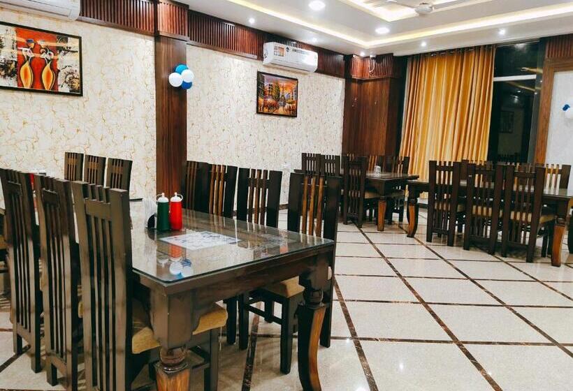 Отель The Shree Jee Palace