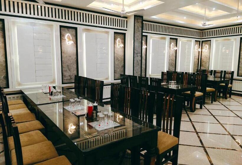 Отель The Shree Jee Palace