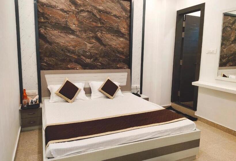 Отель The Shree Jee Palace