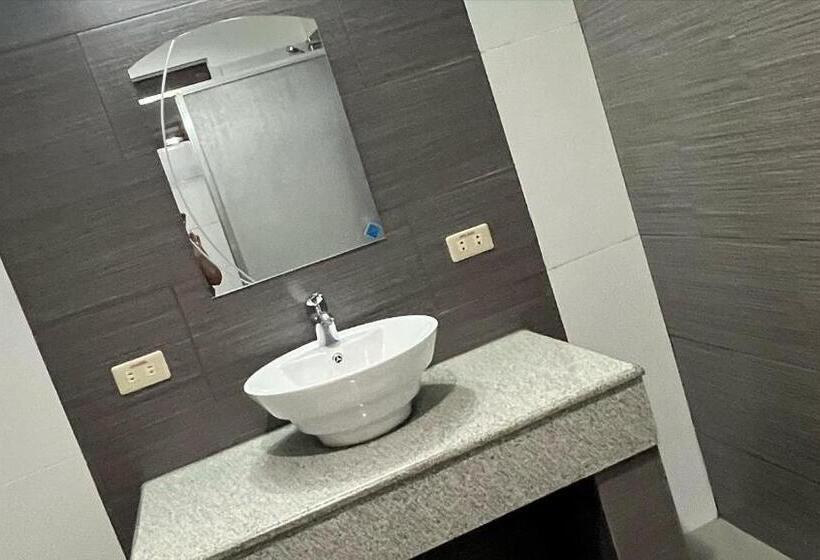 פנסיון A Touch Of Class Inn San Juan City Nr Ortigas, Bgc