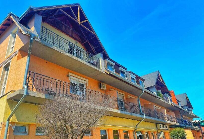 پانسیون Alkotmány Vendégház