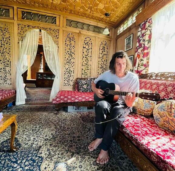 Hostel The Flostel Srinagar