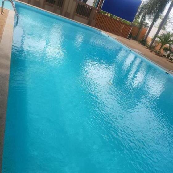 בית מלון כפרי Ekaluk Place Inn