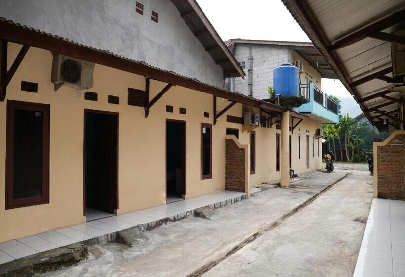 Отель Oyo 92831 Penginapan Raja