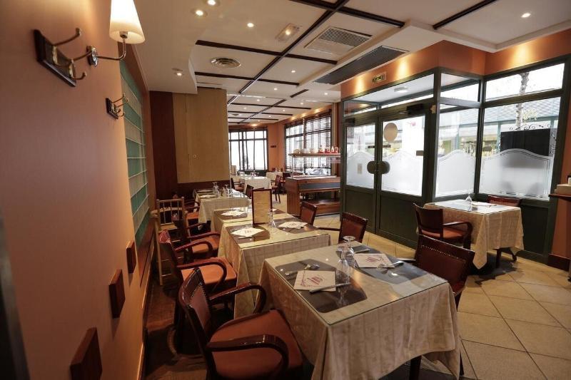 فندق Au Petit Caporal