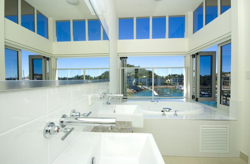 בית מלון כפרי Beachside Magnetic Harbour Apartments