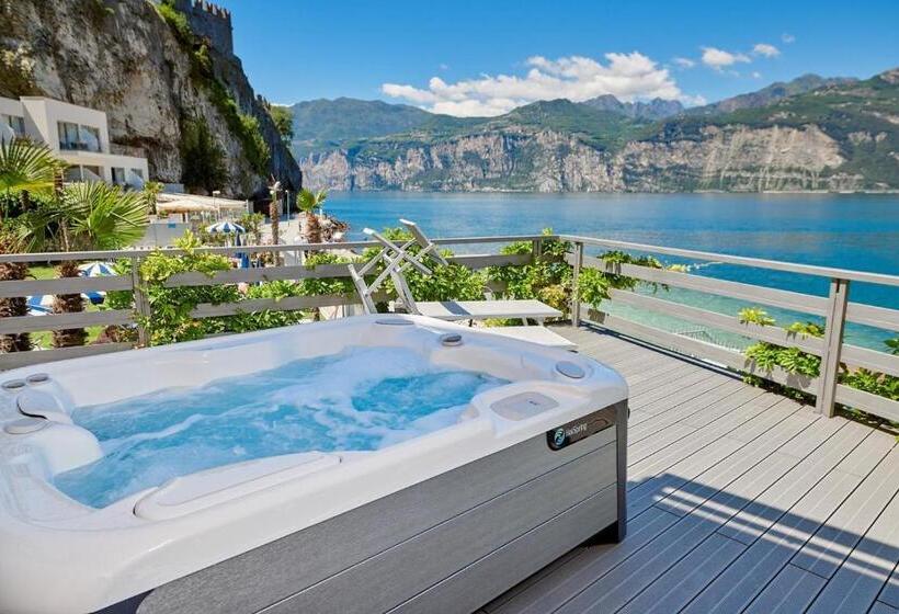 ホテル Castello Lake Front