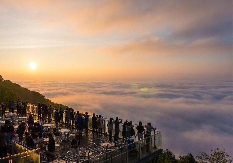 בית מלון כפרי Hoshino Resorts Tomamu The Tower