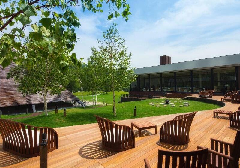 בית מלון כפרי Hoshino Resorts Tomamu The Tower