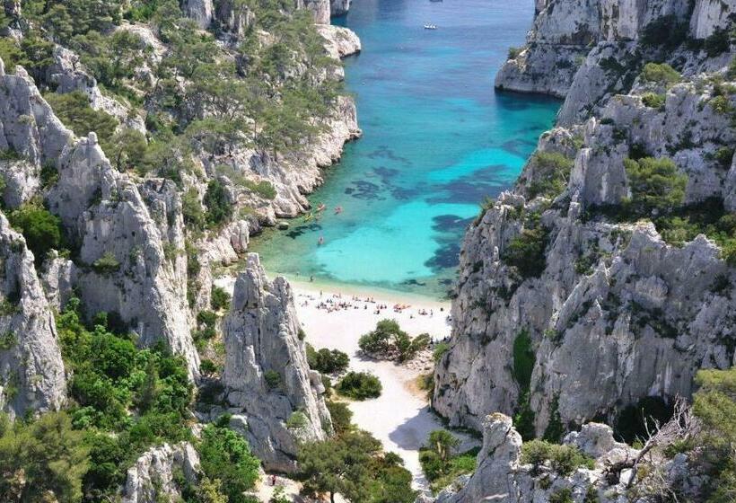 ホテル Hôtel Les Volets Rouges  Cassis