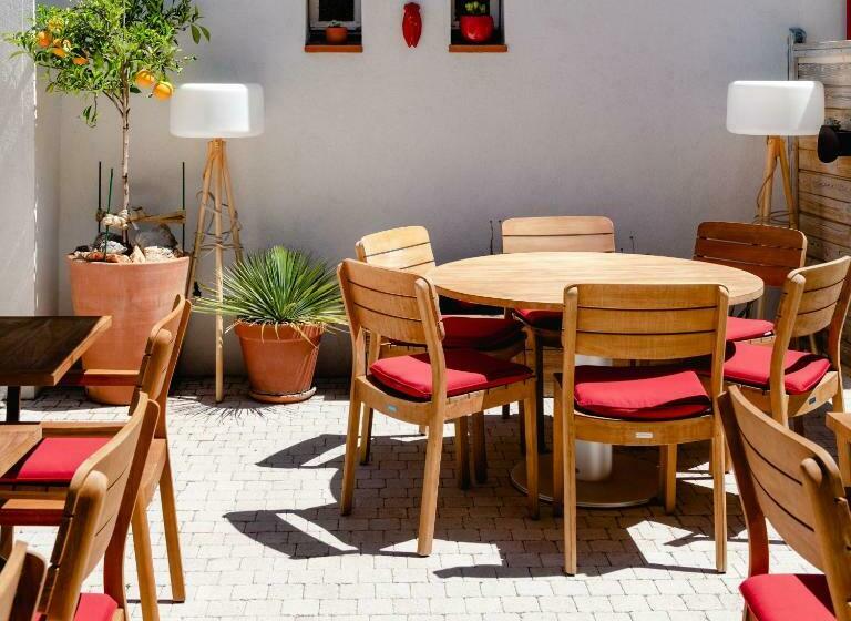 هتل Hôtel Les Volets Rouges  Cassis