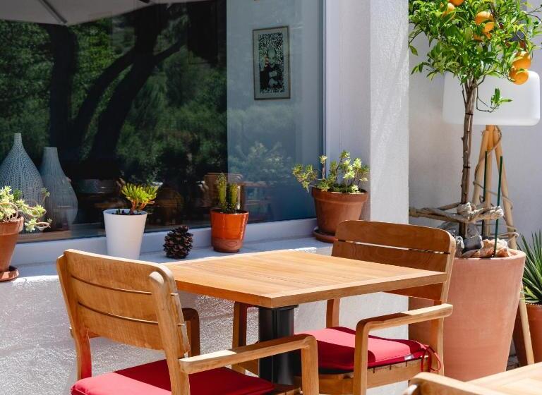 ホテル Hôtel Les Volets Rouges  Cassis