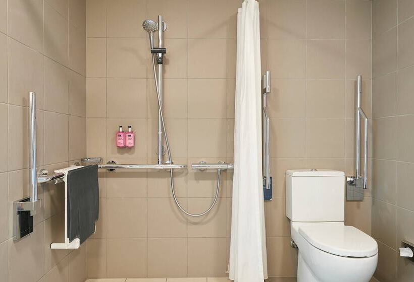 Отель Moxy Berlin Ostbahnhof