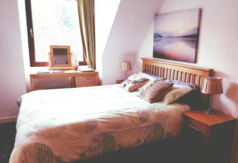 Отель The Boat House Guesthouse