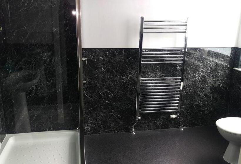 Отель The Boat House Guesthouse