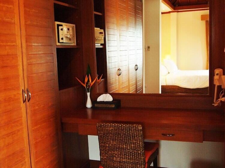 ホテル The Chalet Phuket Resort