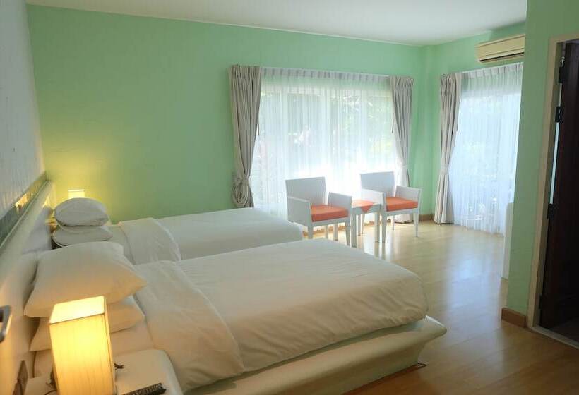 ホテル The Chalet Phuket Resort