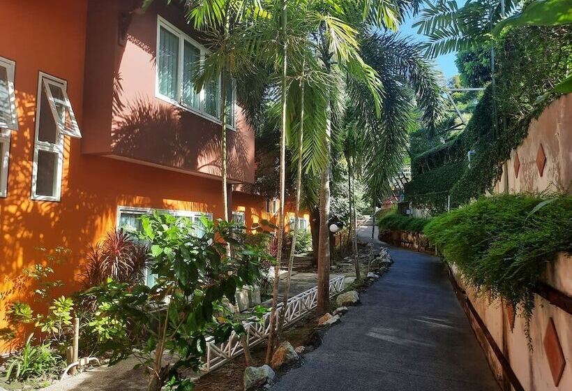 ホテル The Chalet Phuket Resort