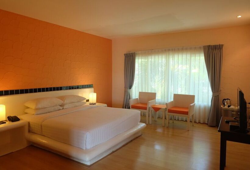 ホテル The Chalet Phuket Resort